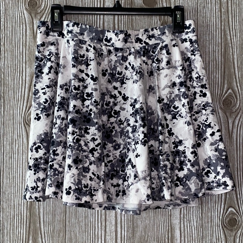 Floral black and white skirt size XL